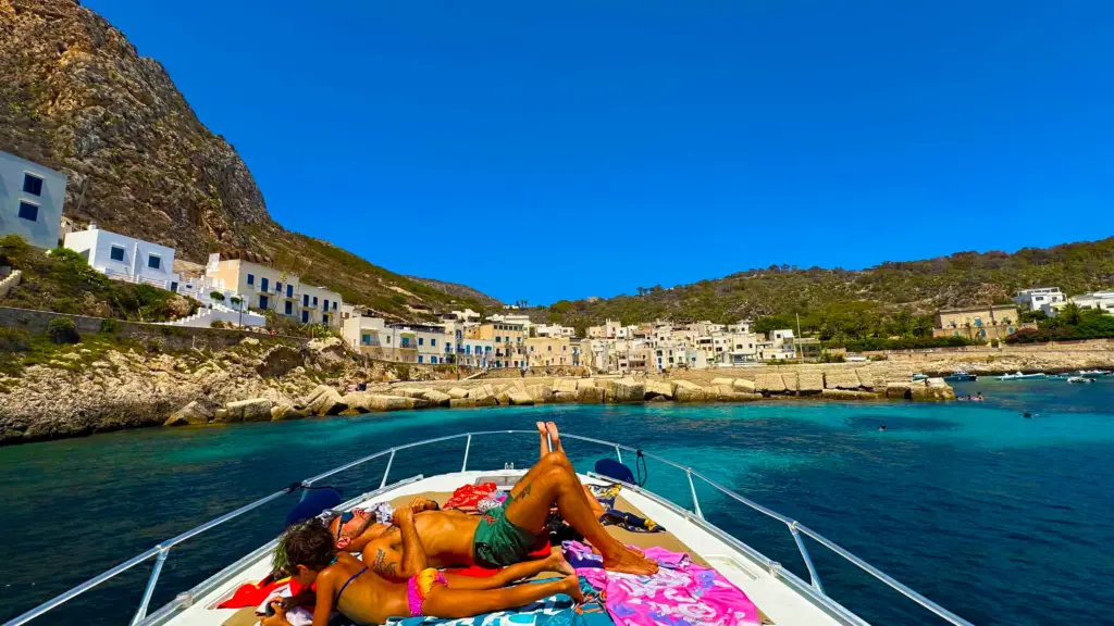 Escursioni Favignana in barca con guida locale e soste nelle cale più belle