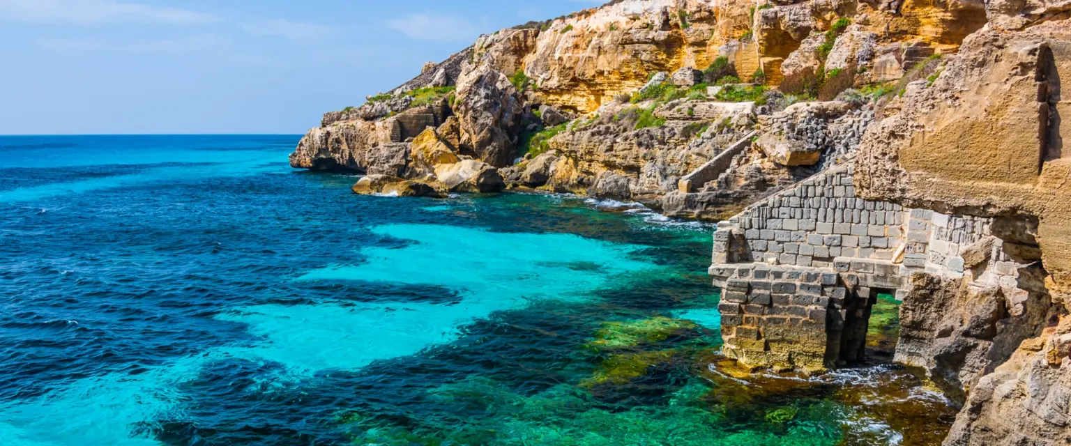 Isole Egadi viste dal mare durante un’escursione in barca da Trapani