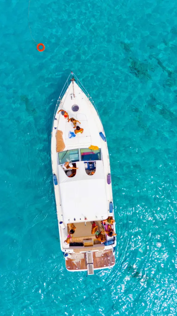 Escursione Favignana tra spiagge incontaminate, mare turchese e paesaggi naturali