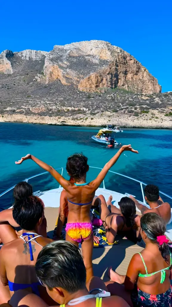 Gita in barca Favignana con soste per il bagno e snorkeling tra le grotte