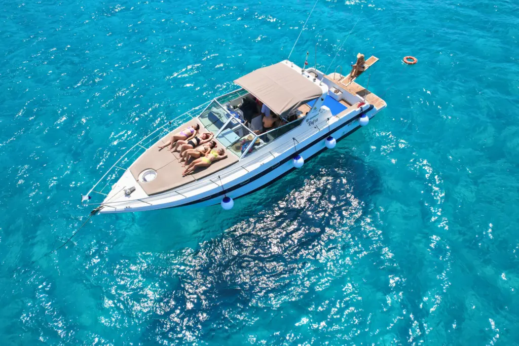 Mare Favignana trasparente e turchese perfetto per escursioni in barca
