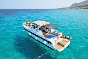 Gita in barca Favignana con soste per il bagno e snorkeling tra le grotte