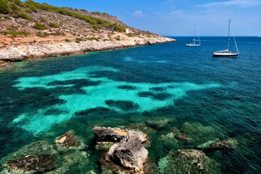 Escursione Favignana tra spiagge incontaminate, mare turchese e paesaggi naturali