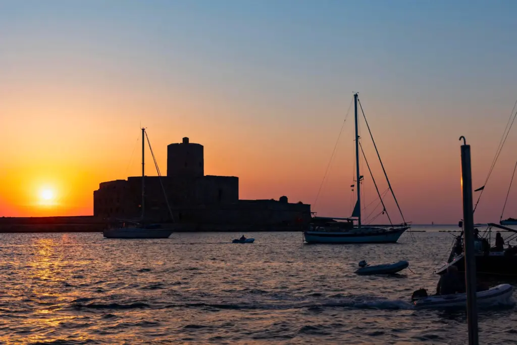 Escursioni Favignana da Trapani in giornata con tour completo in barca